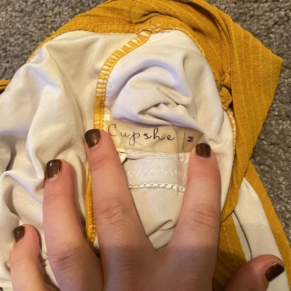 Cupshe swimsuit - Picture 2 of 5